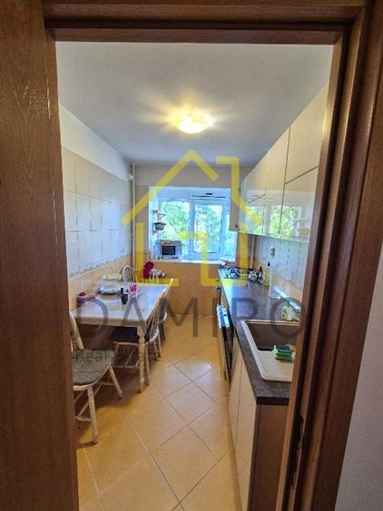 Apartament cu 3 camere decomandat, mobilat în Titan