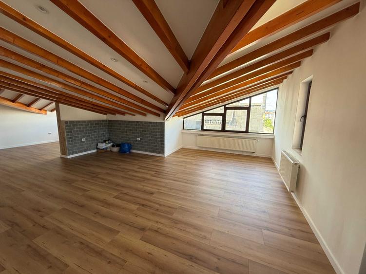 Apartament cu 3 camere semidecomandat în Central