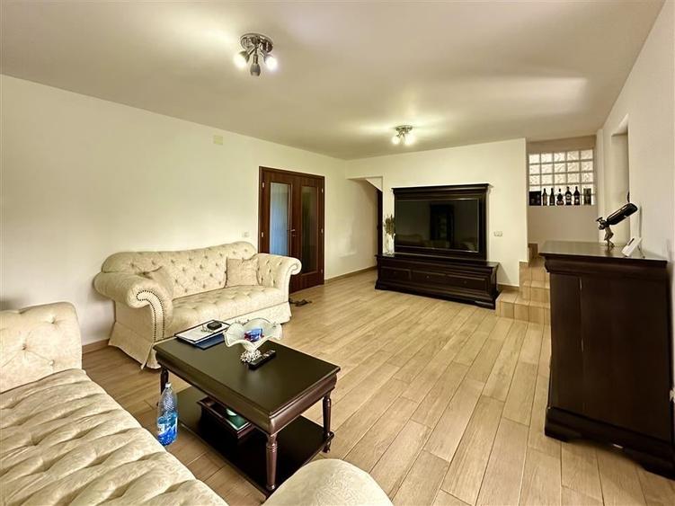 Casă cu 5 camere cu Teren 500 Mp în Aurel Vlaicu