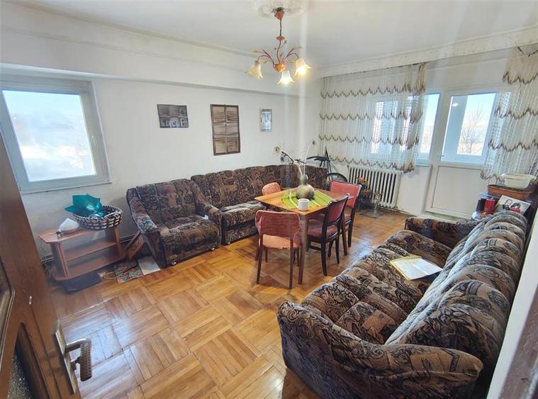 Apartament cu 4 camere decomandat în Nicolina