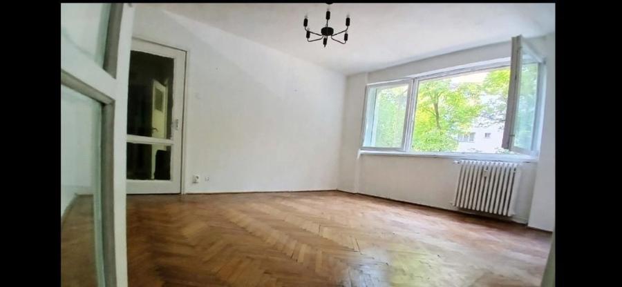 Apartament cu 3 camere semidecomandat în Obor