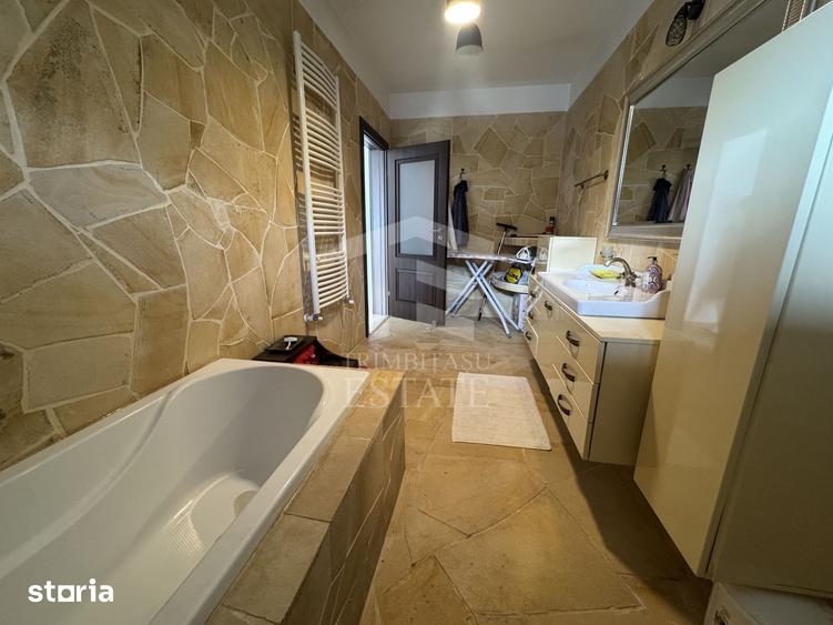 Casă cu 4 camere cu Teren 300 Mp în Central
