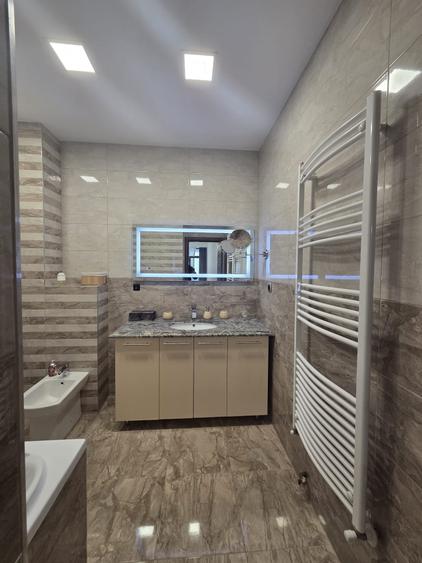 Apartament cu 3 camere decomandat în Tractorul