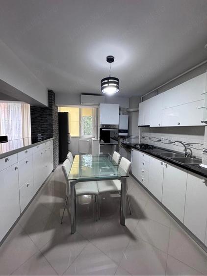 Apartament cu 3 camere decomandat în Parc Zăvoi