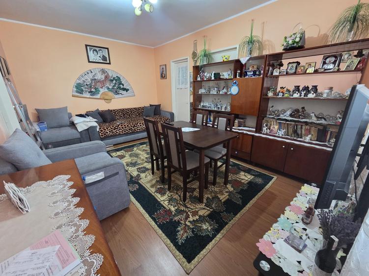 Apartament cu 3 camere semidecomandat în Micro 16