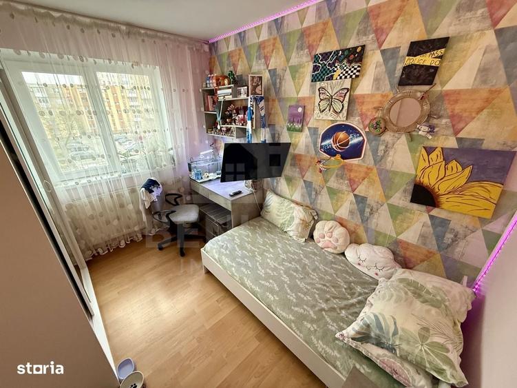 Apartament cu 3 camere semidecomandat în Craiovița Nouă