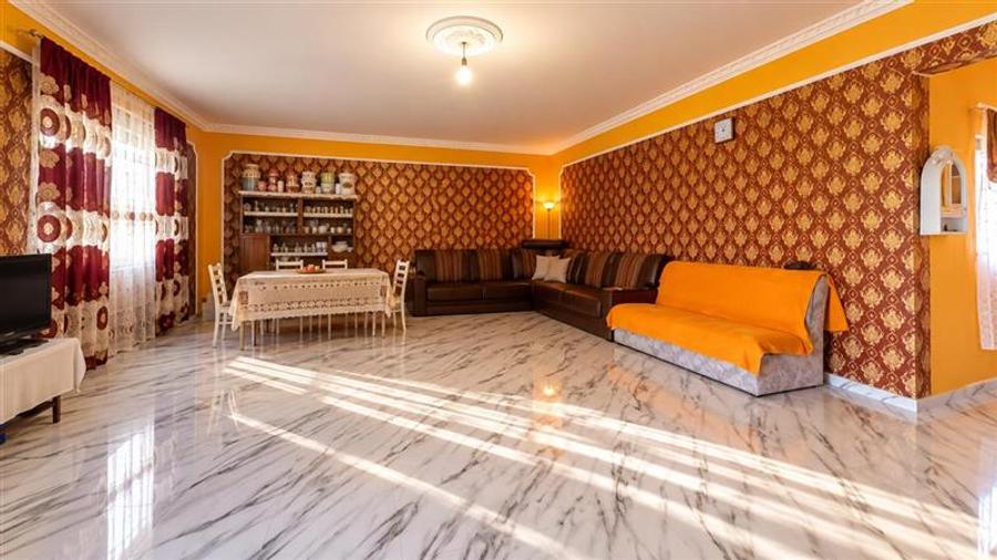 Casă individuală cu 2 camere cu Teren 719 Mp în Exterior Est