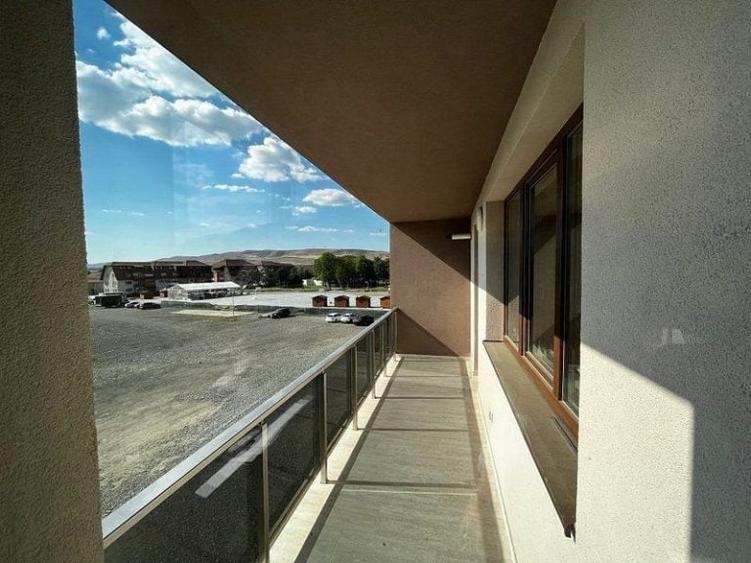 Apartament cu 4 camere semidecomandat, mobilat în Florești
