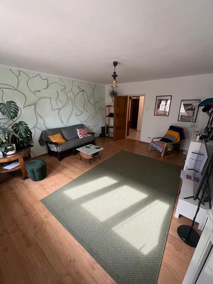 Apartament cu 3 camere decomandat în P-ța Victoriei