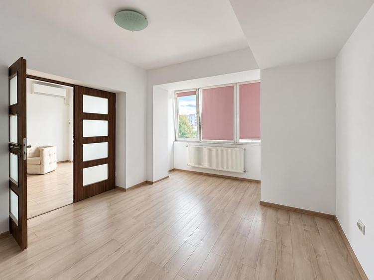 Apartament cu 3 camere semidecomandat, mobilat în Calea Victoriei