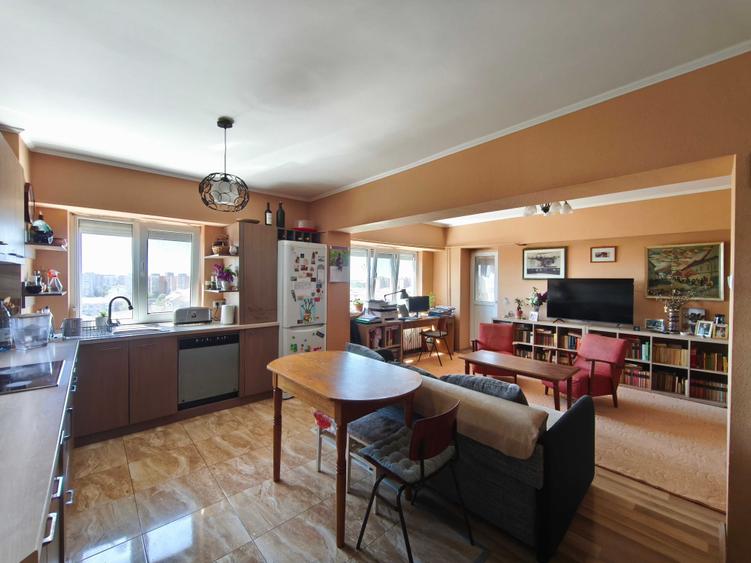 Apartament cu 4 camere decomandat în Dacia