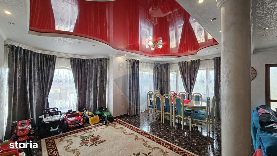 Casă cu 6 camere cu Teren 1000 Mp în Șcheia