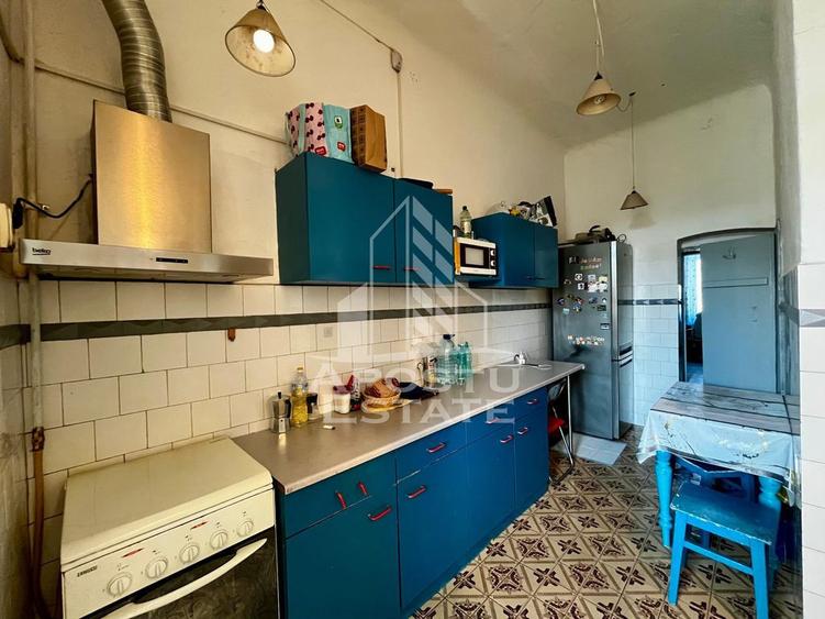 Apartament cu 3 camere decomandat, mobilat în Badea Cârțan