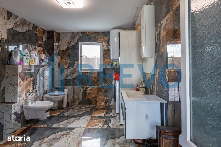 Casă cu 7 camere cu Teren 735 Mp în Letea Veche