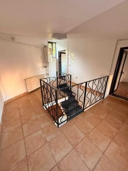 Casă individuală cu 7 camere cu Teren 330 Mp în Parcul Carol