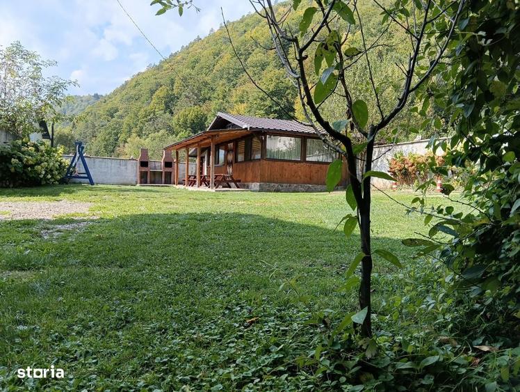 Casă cu 4 camere cu Teren 1000 Mp în Central