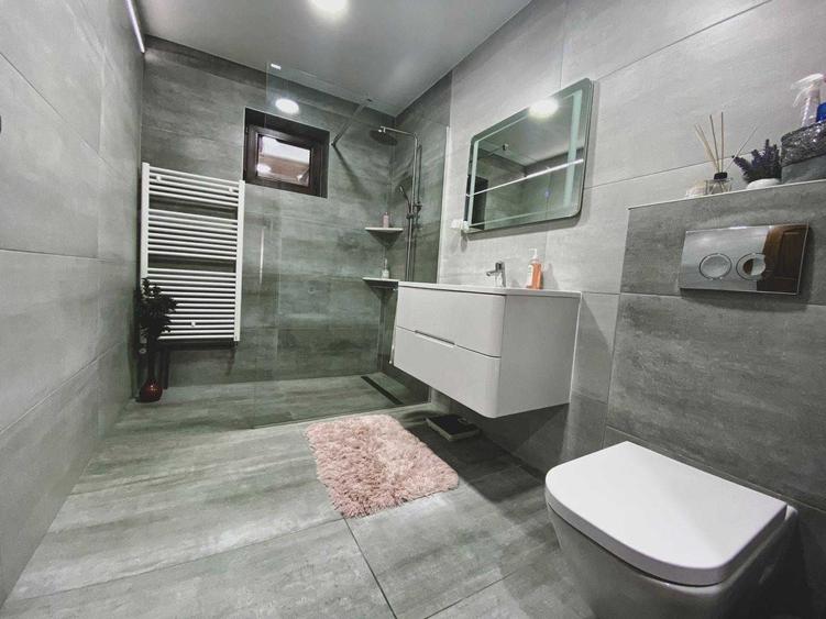 Casă cu 4 camere decomandat în Central