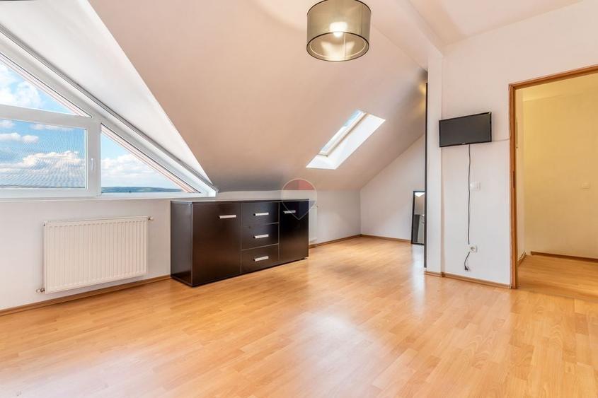 Apartament cu 4 camere semidecomandat, mobilat în Europa