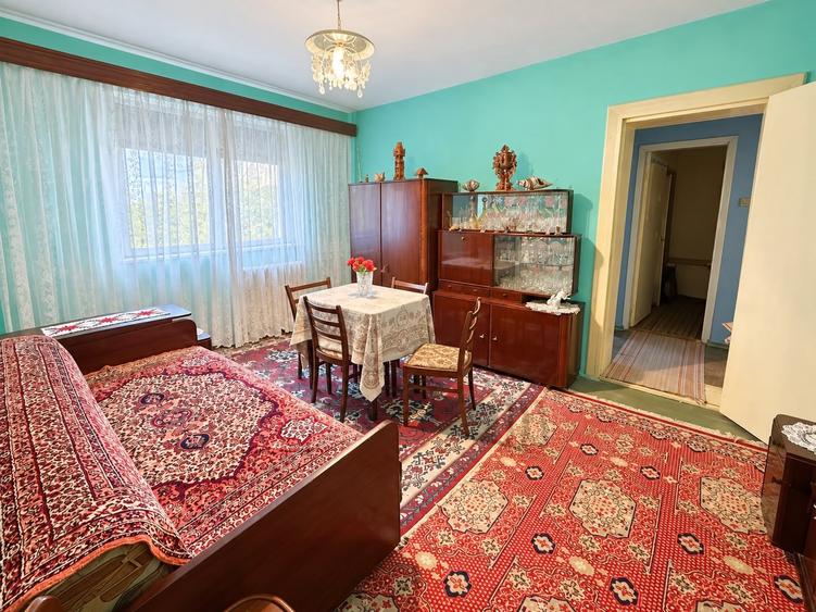 Apartament cu 3 camere semidecomandat în Cugir
