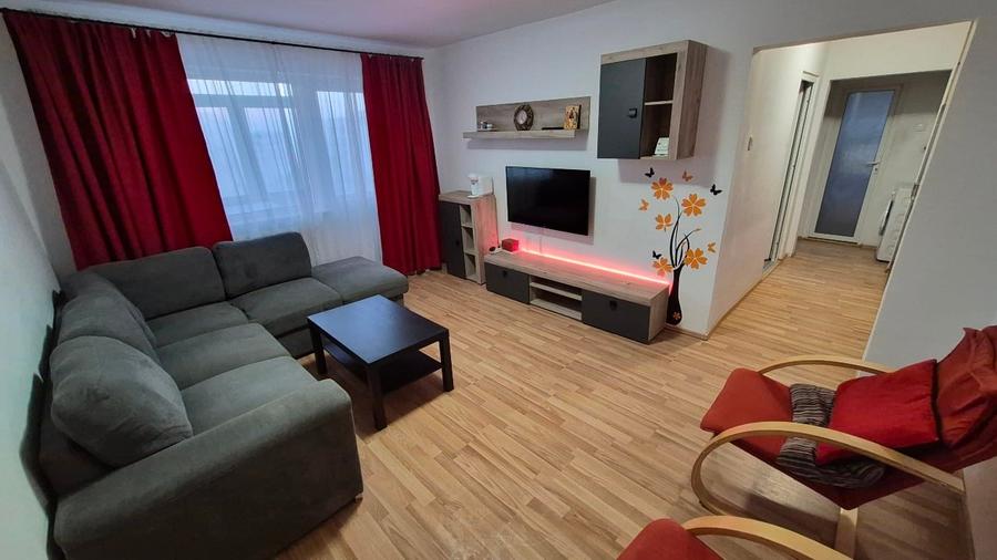Apartament cu 3 camere semidecomandat, mobilat în Tomis Nord