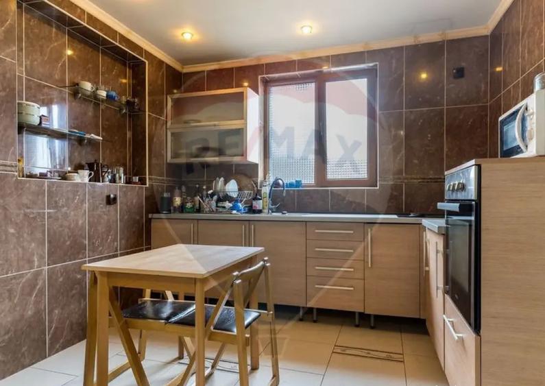 Casă cu 6 camere cu Teren 1007 Mp în Central