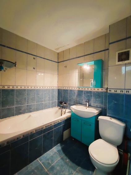 Apartament cu 3 camere semidecomandat, mobilat în Central