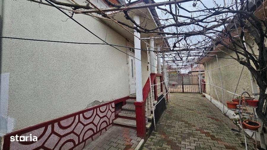 Casa de vanzare cu garaj ?i pivni?a, in ora? - 11