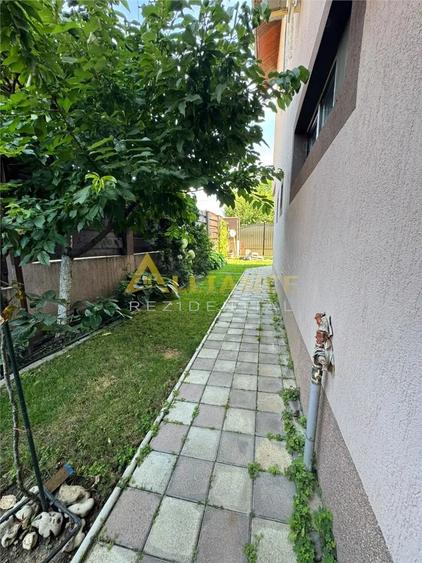 Casă cu 7 camere cu Teren 400 Mp în Central