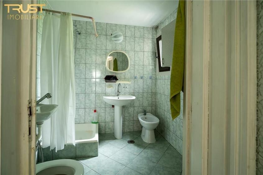 Apartament cu 9 camere semidecomandat în Central
