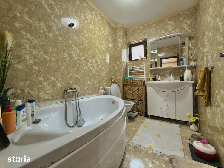 Casă cu 5 camere cu Teren 240 Mp în Central