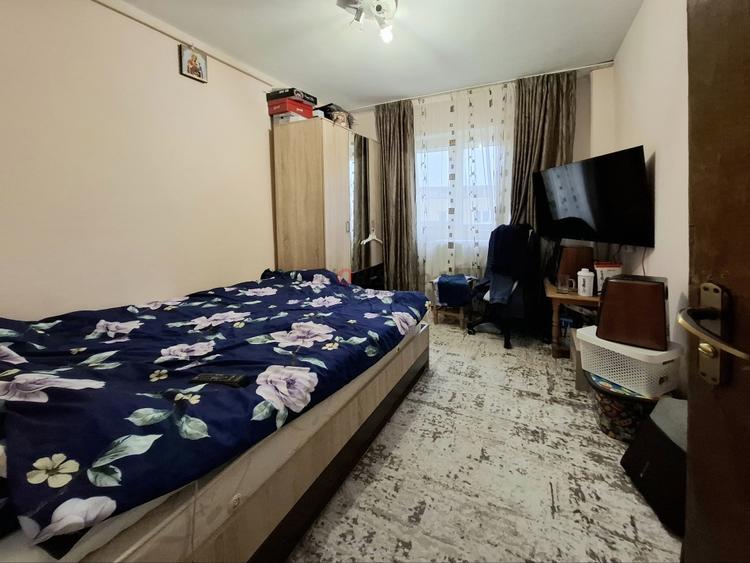 Apartament cu 4 camere semidecomandat în Teiul Doamnei