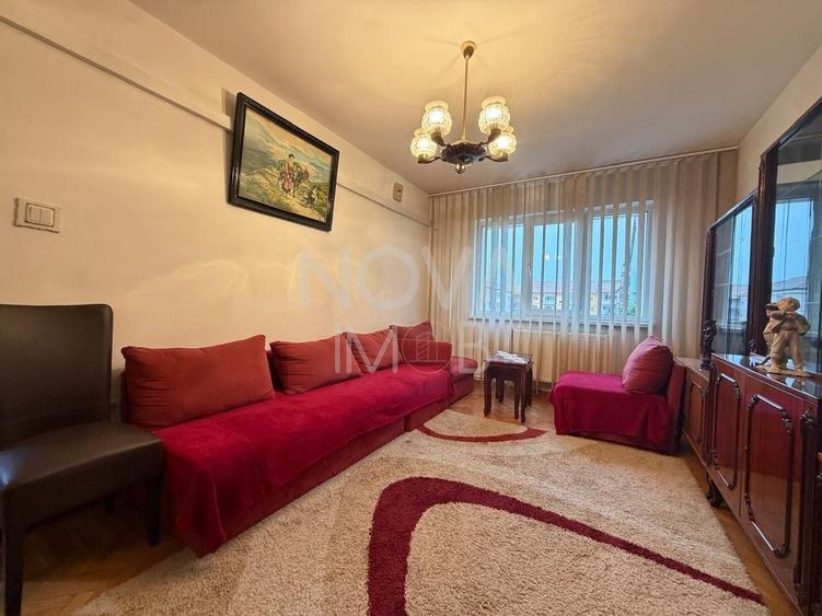 Apartament de inchiriat 3 camere etajul 4, cu lift,  Zona Vasile Aaron - 2