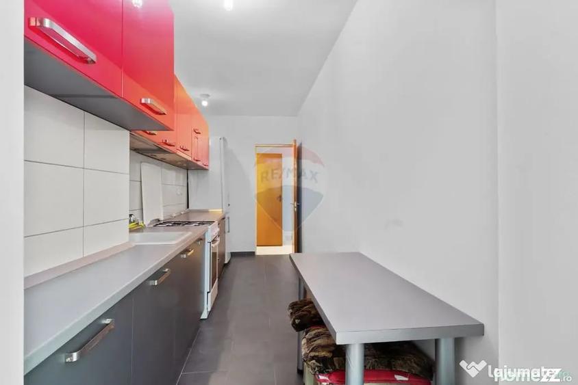 Apartament cu 3 camere semidecomandat în Polivalentă