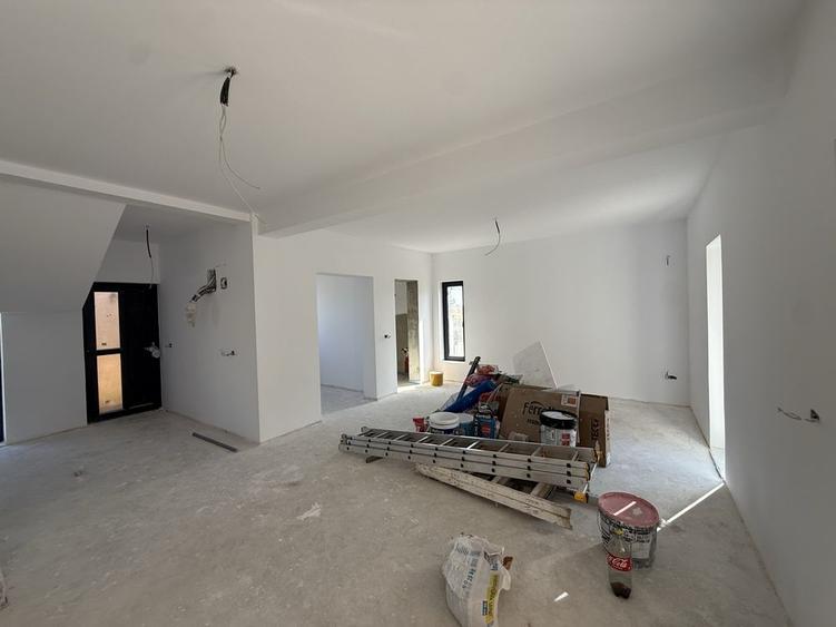 Casă cu 3 camere în Sânandrei