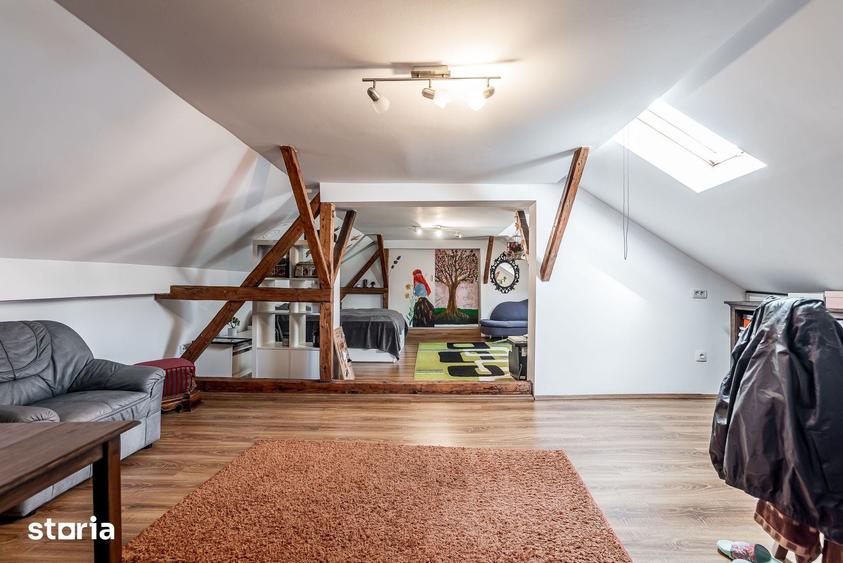 Casă cu 8 camere cu Teren 342 Mp în Șega