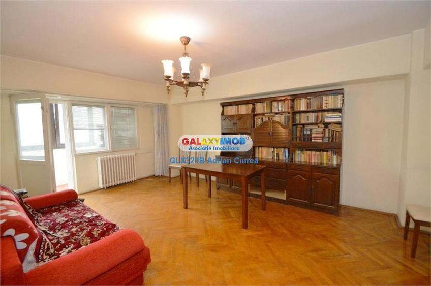 Apartament cu 3 camere decomandat în Decebal