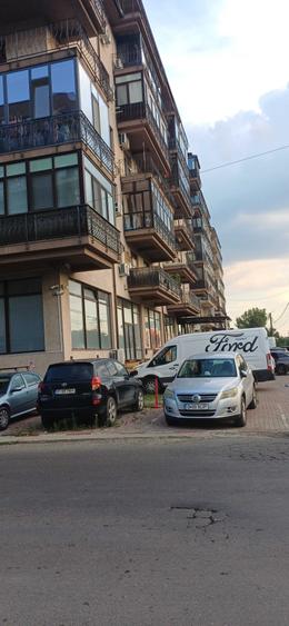 Apartament cu 3 camere semidecomandat în Dobroești