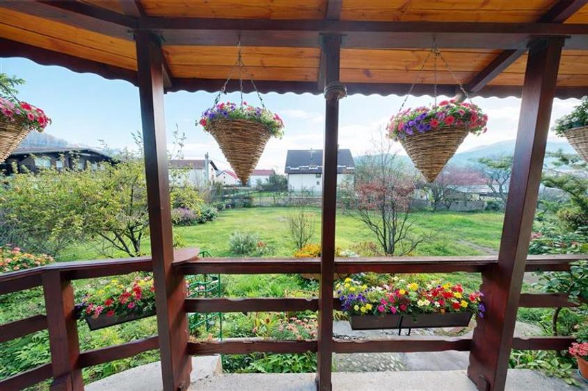 Casă individuală cu 8 camere cu Canalizare în Bran