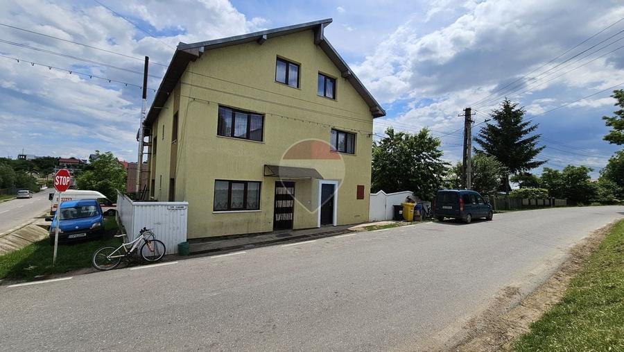 Casă individuală cu 9 camere cu Teren 900 Mp în Central