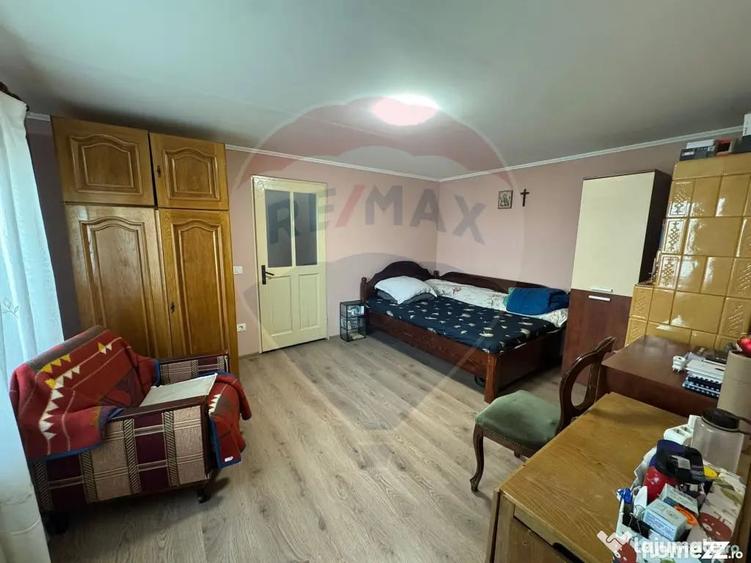 Casă cu 5 camere cu Teren 1268 Mp în Nord