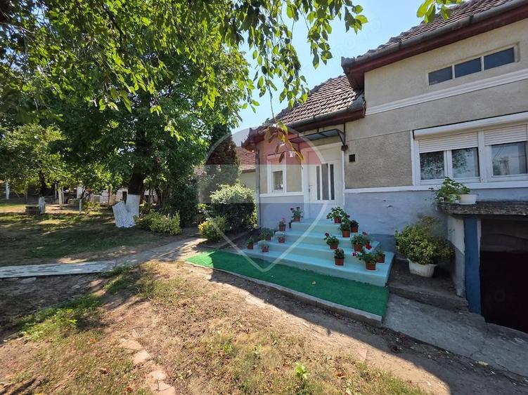 Casă cu 3 camere cu Teren 1400 Mp în Cornești (Adămuș)
