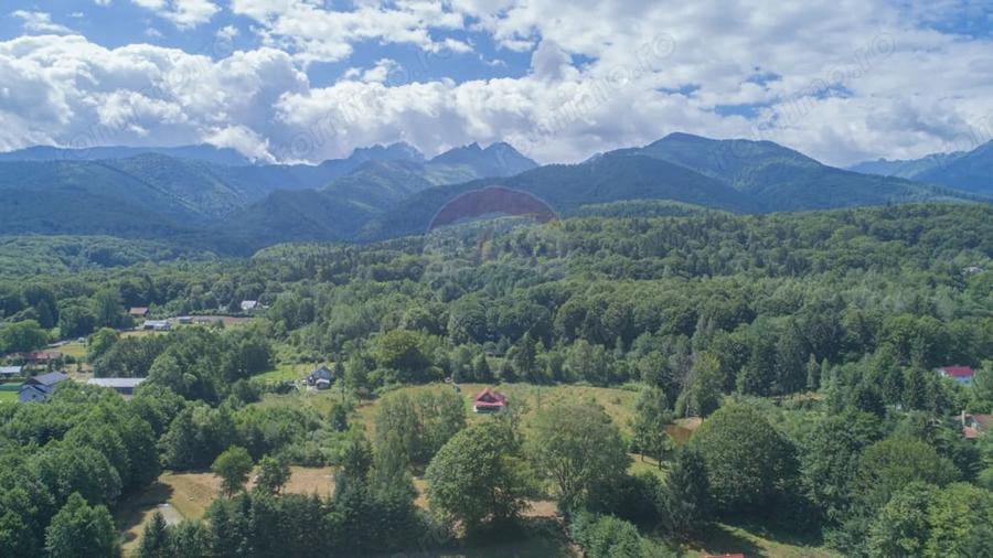 Casă cu Teren 8100 Mp în Ucea