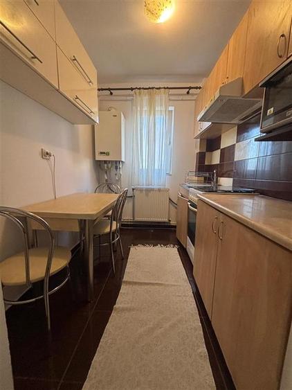 Apartament cu 3 camere semidecomandat în Mircea cel Bătrân