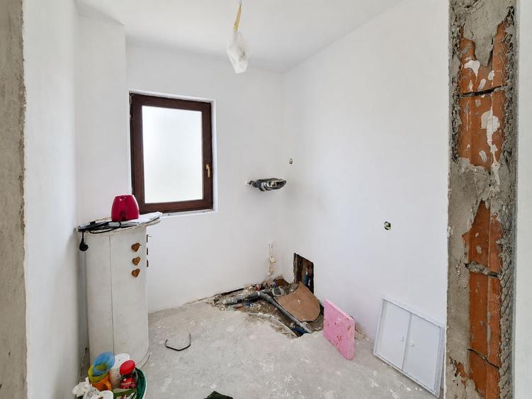 Casă individuală cu 4 camere cu Teren 300 Mp în Exterior Sud