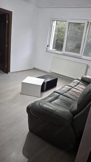 Apartament cu 3 camere semidecomandat în Micro 6