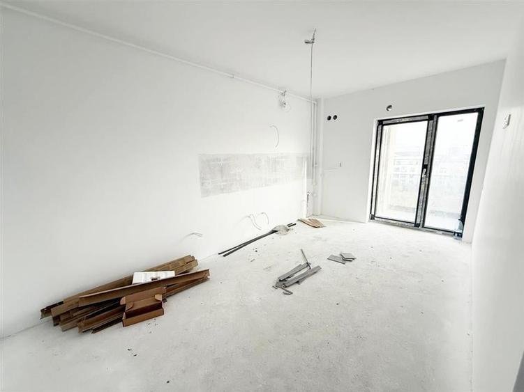Apartament cu 3 camere semidecomandat în Exterior Sud
