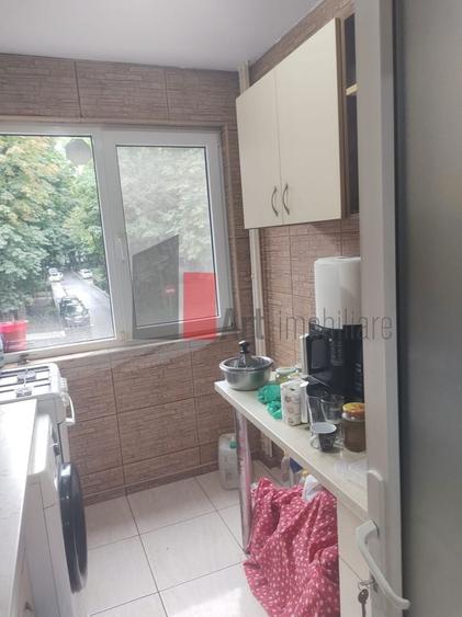 Apartament cu 3 camere semidecomandat, mobilat în Alexandru Obregia