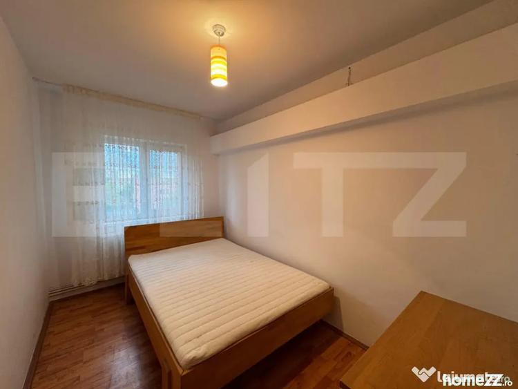 Apartament cu 3 camere decomandat în Sărari