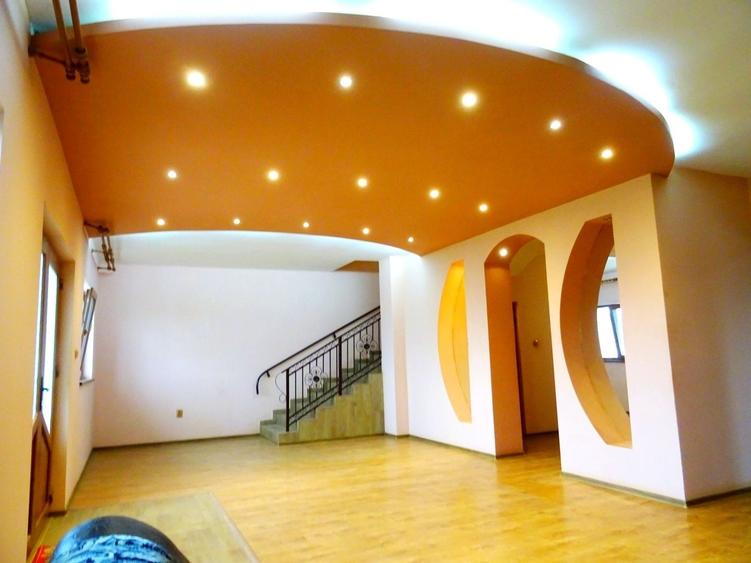 Casă cu 4 camere decomandat în Central