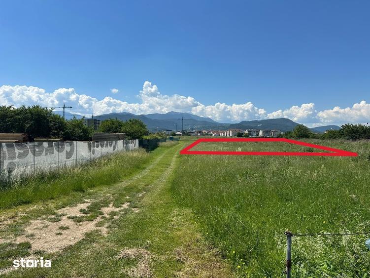 Teren de 700 mp, în Tractorul